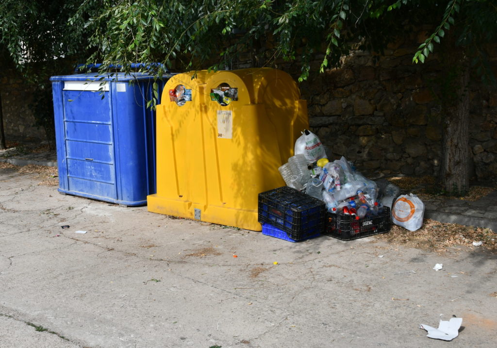 Contenedor amarillo de recogida de residuos de envases